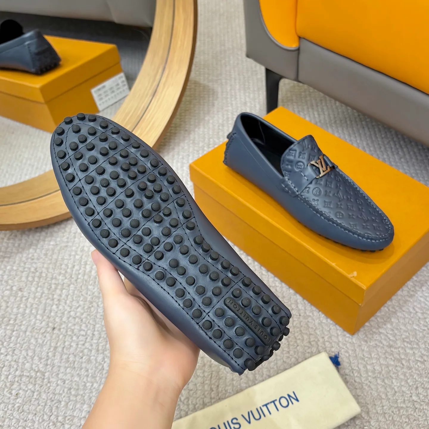 Men's men's shoes 💰420 (Yangli) LV 2⃣️0⃣️2⃣️5️⃣Spring and summer counter GLORIA series models ✈️Original factory special leather production, original last type. A classic driving slip-on casual shoe that shows an elegant style with exquisite craftsmanship details such as Monogram embossing all over the upper🌀Italian imported calfskin fabric Sheepskin foot pads➕Inside～Private mold replica sole Unique style Comfortable driving slip-on Size: 4-12 (38-46) Comes with [Counter packaging: original box, wrapping paper, card, instruction manual, shoehorn, cloth bag] No pressure to enter and leave the counter!